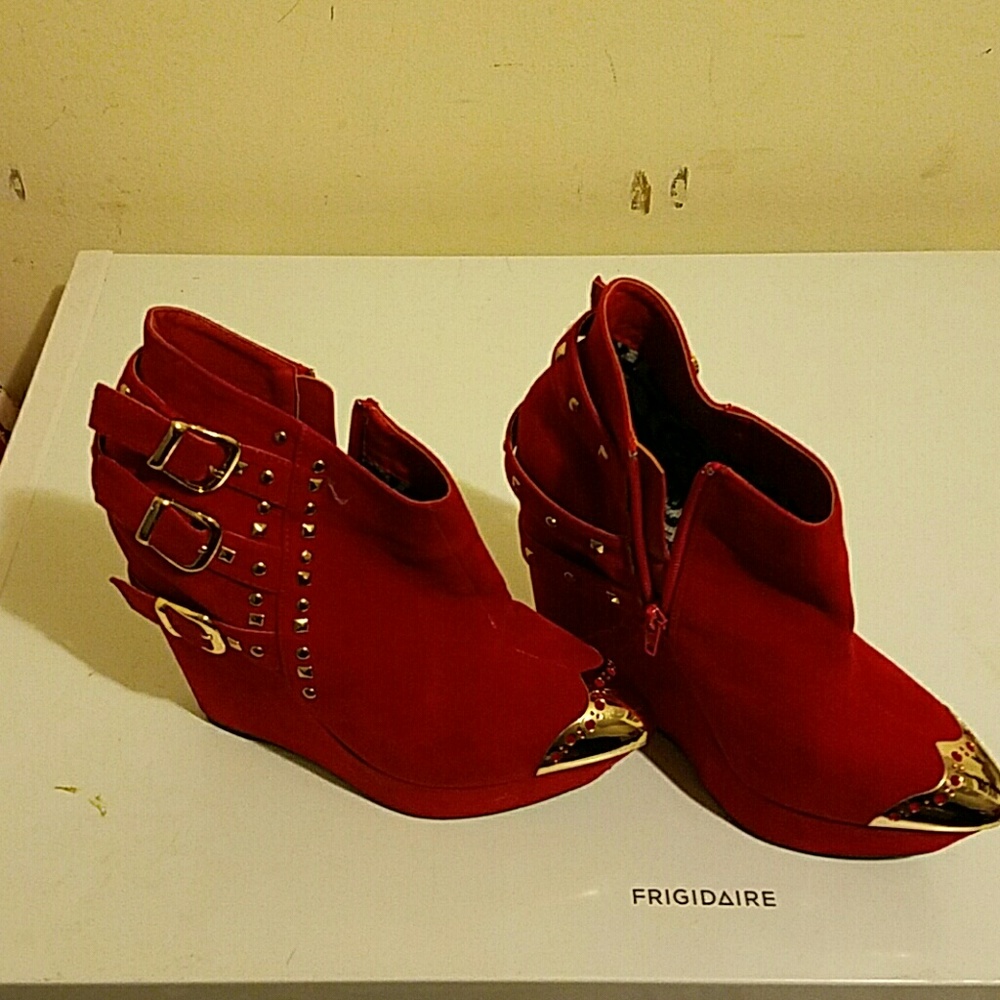 Red gold studded wedges